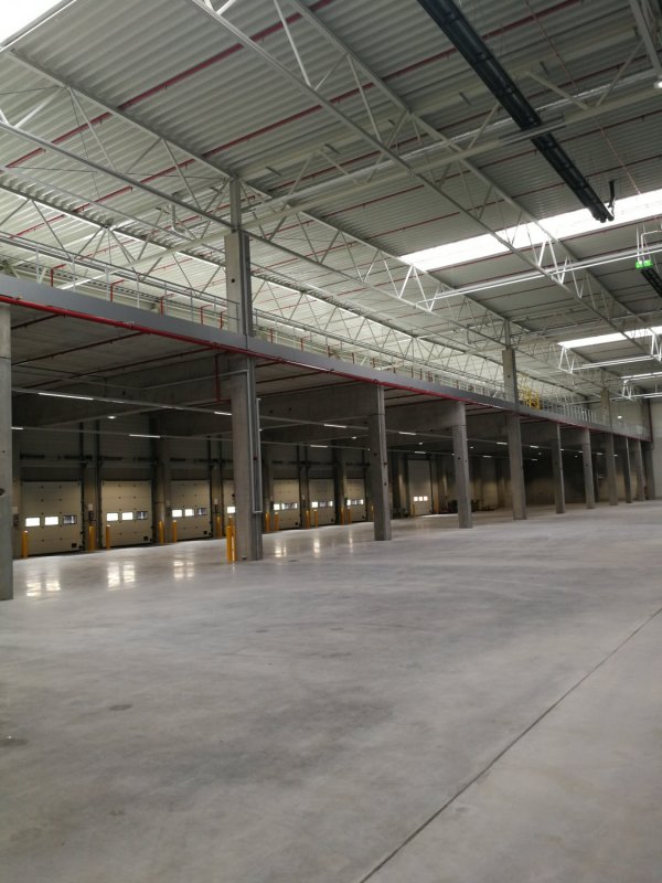 Ketsch ist eine Gemeinde rechts des Rheins in Baden-Württemberg und Teil der Metropolregion Rhein-Neckar – ca. 20 km südlich von Mannheim.   Die Autobahnen A61 (Ausfahrt Hockenheim) und A6 (Ausfahrt Schwetzingen/ Hockenheim) sind in 5 Fahrminuten zu erreichen, das Autobahnkreuz Walldorf und die A5 in 8 Fahrminuten. Die nächste Bushaltestelle ist fußläufig 5 Minuten entfernt.   Es verkehren zwei Buslinien: die 710 über Brühl nach Mannheim und die 717 über Schwetzingen nach Heidelberg und über Speyer zurück n